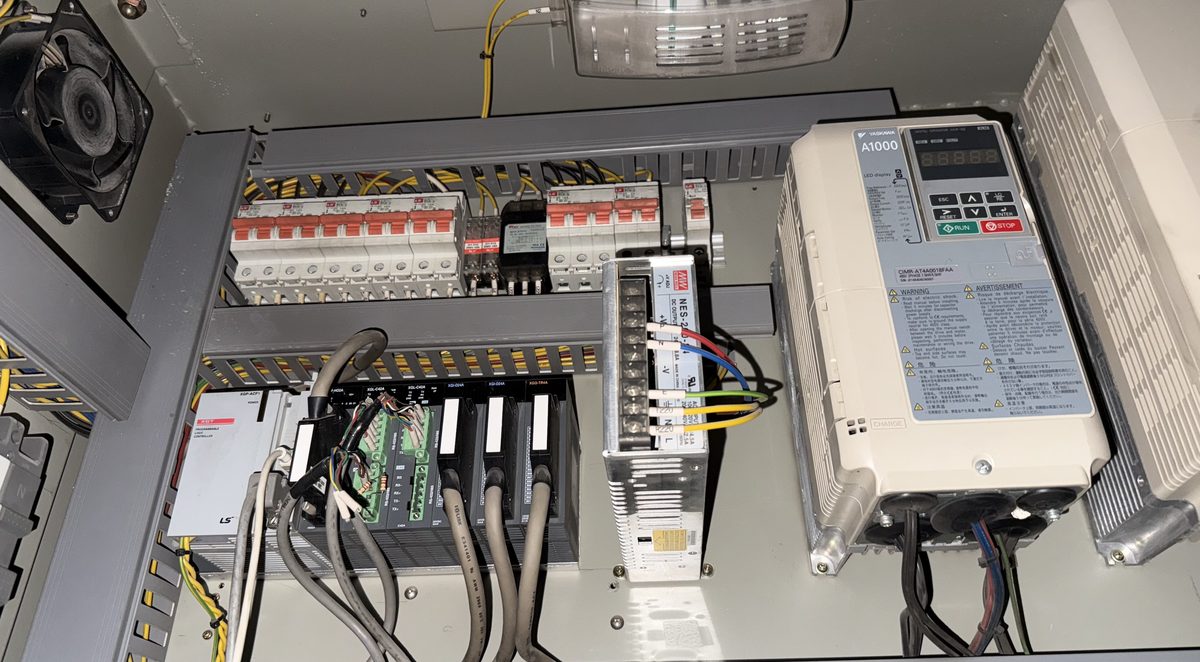 PLC LS XGT y variador Yaskawa A1000 en tablero de control TID