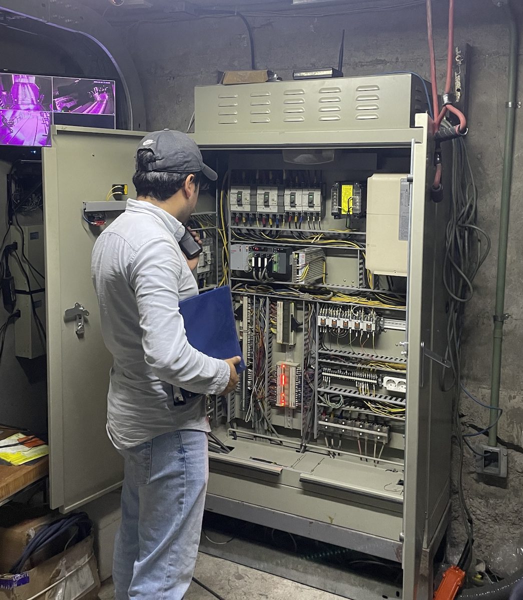 Tablero de control industrial en operación integrado por TID