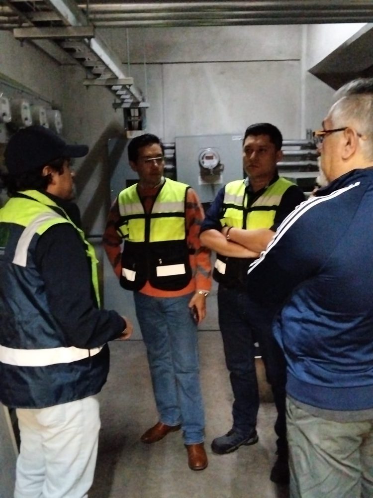 Equipo de TID realizando levantamiento eléctrico en campo