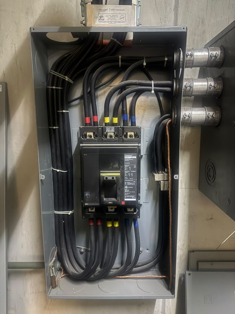 Interruptor principal PowerPact de 500 A instalado y conectado por TID