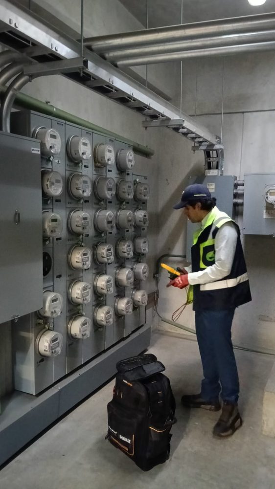 Ingeniero de TID midiendo parámetros eléctricos con multímetro