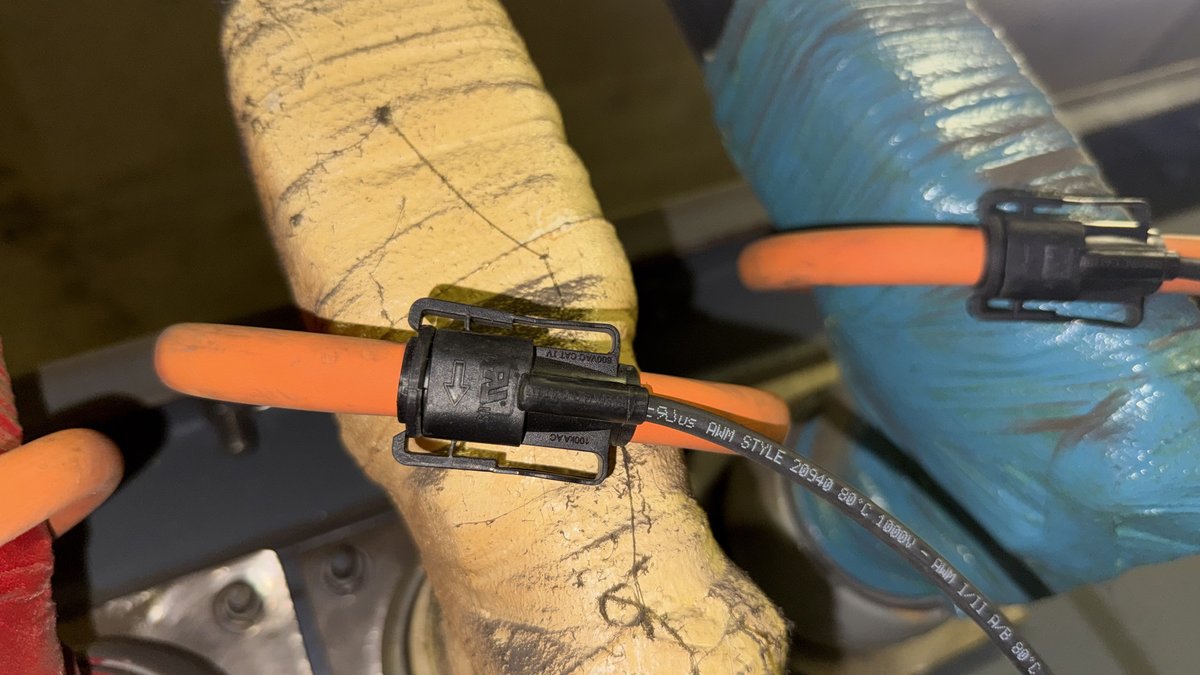 Detalle de bobina Rogowski con su conector
